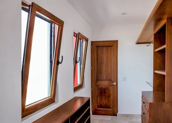 Habitación luminosa con ventana oscilobatiente Starwin mostrando ventilación